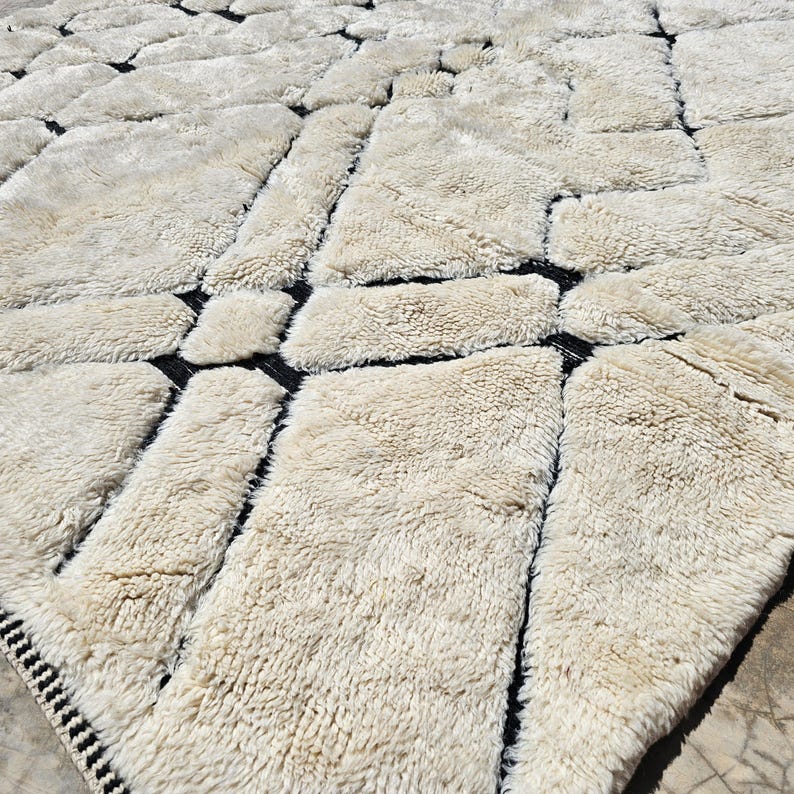 Berber Rug Pattern Beni Mrirt Moroccan Wool Rug, Ivory Plush Berber Carpet With Black ...