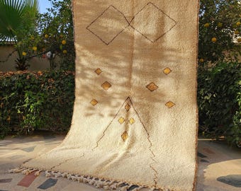 Alfombra marroquí de lana de pelo largo hecha a mano, diseño geométrico bereber.