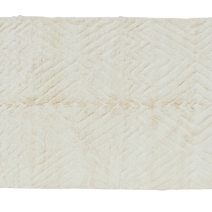 Puede incluir: Una alfombra blanca y esponjosa con un patr&oacute;n de diamantes tejido en la tela. La alfombra tiene un borde de flecos.