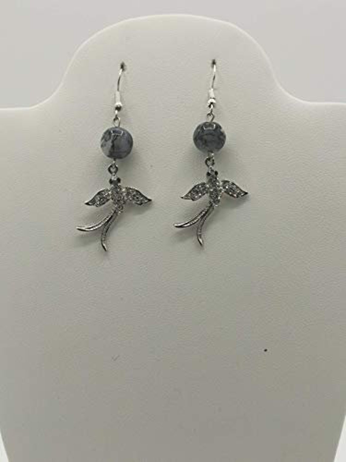 Ohrringe mit grauem Stein und tierförmigen Anhänger Charme. | Etsy