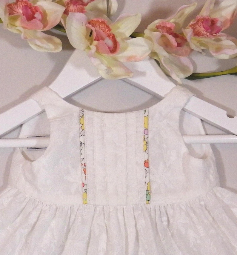 Festliches Baby-Mädchen-Outfit: Englische Stickerei und Liberty-Print Bild 7