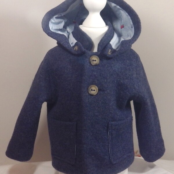 Manteau à capuche amovible pour garçon.