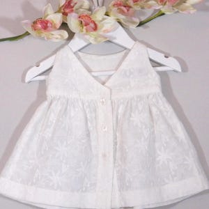Festliches Baby-Mädchen-Outfit: Englische Stickerei und Liberty-Print Bild 4