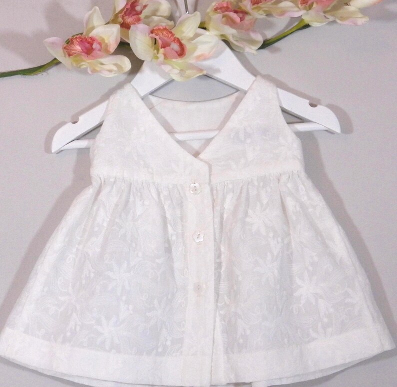 Festliches Baby-Mädchen-Outfit: Englische Stickerei und Liberty-Print Bild 4
