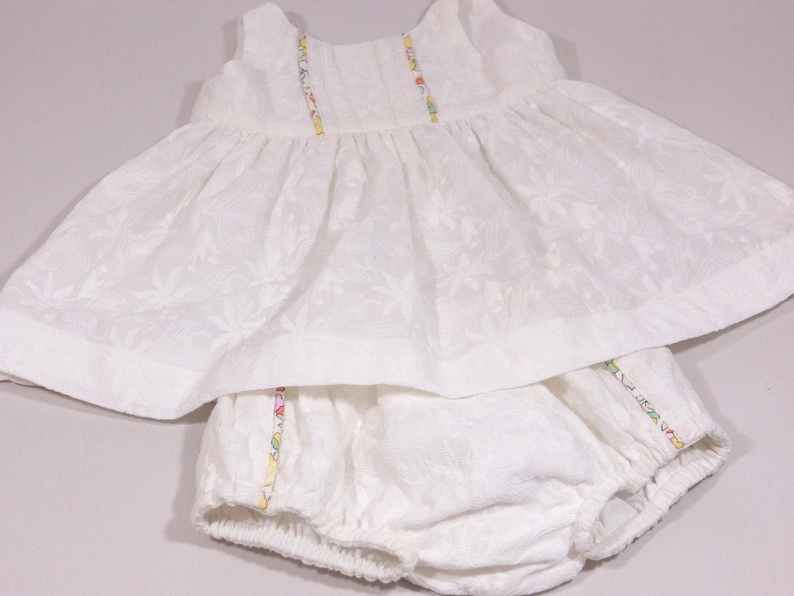 Festliches Baby-Mädchen-Outfit: Englische Stickerei und Liberty-Print Bild 5