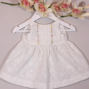 Festliches Baby-Mädchen-Outfit: Englische Stickerei und Liberty-Print Bild 1