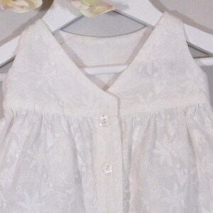 Festliches Baby-Mädchen-Outfit: Englische Stickerei und Liberty-Print Bild 8