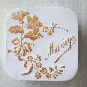 Scatola antica francese vintage con fiori in oro bianco e confetto per matrimonio al cioccolato