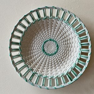 Anglia Antyczny XIX-wieczny kosz z kremówki relief ażurowy brzeg okrągły talerz angielski vintage 26 cm #1