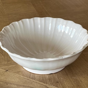 Fransk antik keramik Moustiers vitglaserad salladsfigur med relief, 26 cm diameter