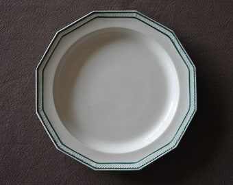 Assiette n° 4 en faïence fine de Choisy le Roi, bord vert, bordure dodécagone