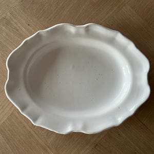 Södra Frankrike 1700-talet Antik Moustiers Vit Glasyr Fajans Oval Tallrik 31 x 24 cm