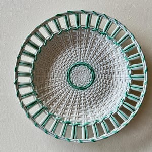 Anglia Antyczny XIX-wieczny kosz z kremówki relief ażurowy brzeg okrągły talerz angielski vintage 26 cm #2