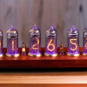 IN-14 Montre Nixie. 6 tubes. Coffret en bois. Horloge de bureau. Grand cadeau. image 1