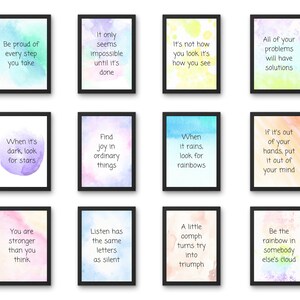 Peut inclure: Douze impressions d'art mural imprimables de style aquarelle, chacune pr&eacute;sentant une citation inspirante. Chaque impression pr&eacute;sente un arri&egrave;re-plan de couleur diff&eacute;rente et une citation en texte noir. Les citations incluent : "Soyez fier de chaque pas que vous faites", "Cela ne semble impossible que jusqu'&agrave; ce que ce soit fait", "Ce n'est pas la fa&ccedil;on dont vous regardez, c'est la fa&ccedil;on dont vous voyez", "Tous vos probl&egrave;mes auront des solutions", "Quand il fait noir, cherchez les &eacute;toiles", "Trouvez la joie dans les choses ordinaires", "Quand il pleut, cherchez les arcs-en-ciel", "Si c'est hors de vos mains, mettez-le hors de votre esprit", "Vous &ecirc;tes plus fort que vous ne le pensez", "&Eacute;couter a les m&ecirc;mes lettres que le silence", "Un peu d'oomph transforme l'essai en triomphe", et "Soyez l'arc-en-ciel dans le nuage de quelqu'un d'autre".