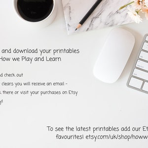 Puede incluir: Un escritorio blanco con un teclado, un rat&oacute;n, una taza de caf&eacute;, un l&aacute;piz y un bloc de notas. El texto en el bloc de notas dice: "How to order and download your printables from How we Play and Learn 1) Add to cart and check out 2) Once payment clears you will receive an email - download the link there or visit your purchases on Etsy 3) Print and enjoy!" Debajo del bloc de notas est&aacute; el texto: "To see the latest printables add our Etsy store to your favourites! etsy.com/uk/shop/howweplayandlearn"
