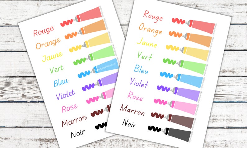 Puede incluir: Dos hojas de papel con las palabras francesas para los colores, "Rouge", "Orange", "Jaune", "Vert", "Bleu", "Violet", "Rose", "Marron" y "Noir", impresas junto a un tubo de pintura del color correspondiente.