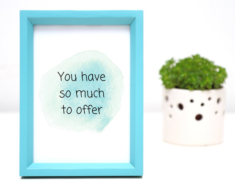 Peut inclure: Une impression encadr&eacute;e avec un cadre bleu clair et un fond blanc. L'impression pr&eacute;sente un design de style aquarelle avec le texte "You have so much to offer".