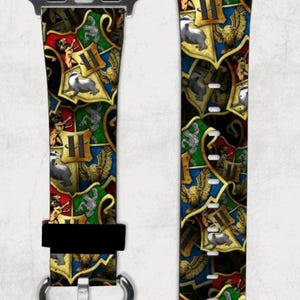 Peut inclure: Un bracelet coloré pour Apple Watch avec un motif répété des armoiries des maisons de Poudlard. Le bracelet est en silicone et possède une boucle argentée.