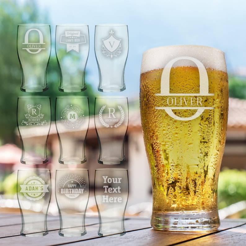 Op de afbeelding: Set gepersonaliseerde bierglazen met verschillende ontwerpen, waaronder initialen, namen en een gelukkige verjaardag boodschap. De glazen zijn helder en hebben een mat uiterlijk. Een glas is gevuld met een gouden bier.