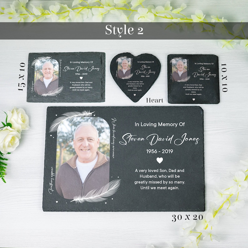 K&ouml;nnte beinhalten: Eine schwarze Schiefer-Gedenktafel mit einem Foto eines Mannes und dem Text "In Loving Memory Of Steven David Jones 1956-2019 A very loved Son, Dad and Husband, who will be greatly missed by so many. Until we meet again." Die Tafel ist 76 cm x 51 cm gro&szlig;.