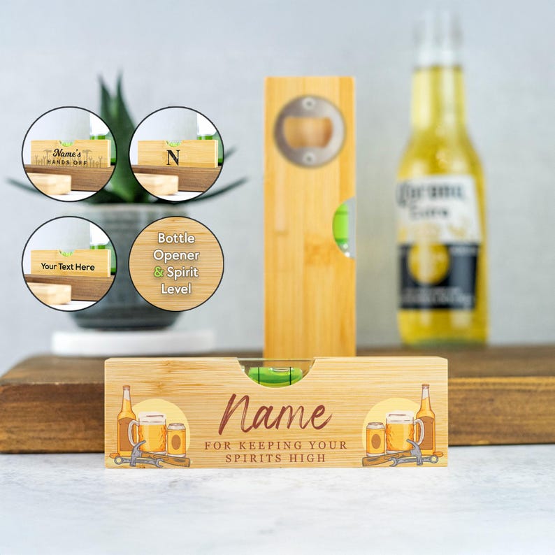 K&ouml;nnte beinhalten: Ein Holz-Wasserwaage mit einem Flaschen&ouml;ffner und einer Wasserwaage. Die Wasserwaage ist mit dem Text "Name for keeping your spirits high" graviert und zeigt eine Grafik einer Bierflasche, eines Bierkruges und eines Schraubenschl&uuml;ssels.