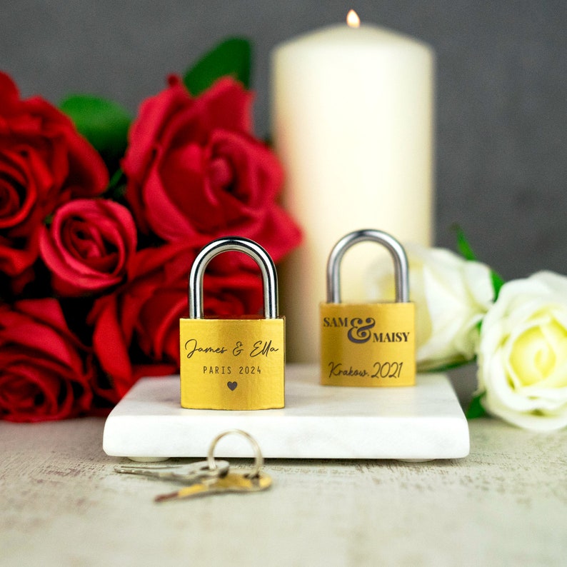 Idée cadeau pour couple en laiton gravé cadenas personnalisé cadeau de mariage cadenas d'amour personnalisé image 3