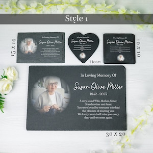 K&ouml;nnte beinhalten: Ein Satz aus drei schwarzen Schiefer-Gedenktafeln mit einem Foto einer Frau und dem Text "In Loving Memory Of Susan Olive Miller 1942-2023". Die Tafeln sind in drei Gr&ouml;&szlig;en erh&auml;ltlich: 15 x 10 Zoll, 10 x 10 Zoll und 30 x 20 Zoll.