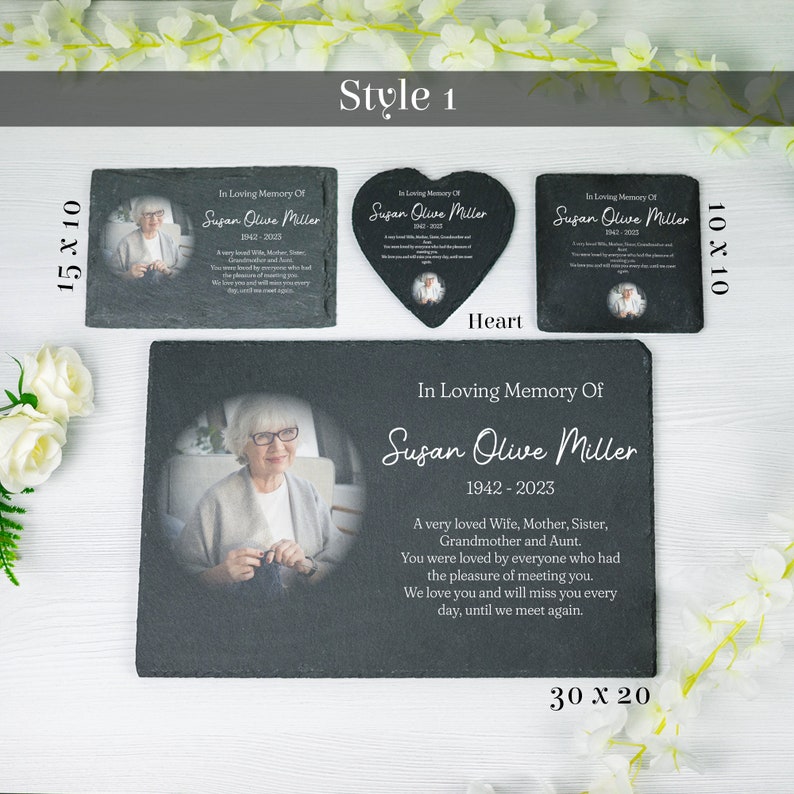 K&ouml;nnte beinhalten: Ein Satz aus drei schwarzen Schiefer-Gedenktafeln mit einem Foto einer Frau und dem Text "In Loving Memory Of Susan Olive Miller 1942-2023". Die Tafeln sind in drei Gr&ouml;&szlig;en erh&auml;ltlich: 15 x 10 Zoll, 10 x 10 Zoll und 30 x 20 Zoll.