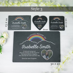 K&ouml;nnte beinhalten: Drei schwarze Schiefer-Gedenktafeln mit einem Regenbogen- und Wolken-Design. Die Tafeln tragen den Text "In Loving Memory Of" und einen Namen. Die gr&ouml;&szlig;te Tafel ist 76 cm x 51 cm gro&szlig;, die kleineren Tafeln sind 25 cm x 25 cm gro&szlig;. Eine der kleineren Tafeln ist herzf&ouml;rmig.