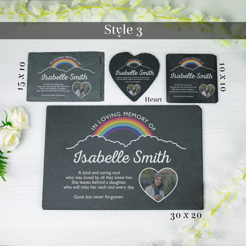 K&ouml;nnte beinhalten: Drei schwarze Schiefer-Gedenktafeln mit einem Regenbogen- und Wolken-Design. Die Tafeln tragen den Text "In Loving Memory Of" und einen Namen. Die gr&ouml;&szlig;te Tafel ist 76 cm x 51 cm gro&szlig;, die kleineren Tafeln sind 25 cm x 25 cm gro&szlig;. Eine der kleineren Tafeln ist herzf&ouml;rmig.
