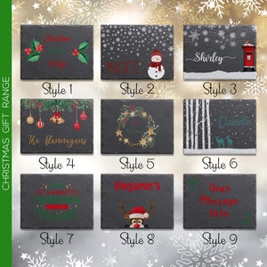Può includere: Una collezione di nove sottobicchieri in ardesia con disegni a tema natalizio. Ogni sottobicchiere presenta testo e grafica unici, tra cui fiocchi di neve, pupazzi di neve, agrifoglio e nomi personalizzati. I sottobicchieri sono rettangolari e grigio scuro.