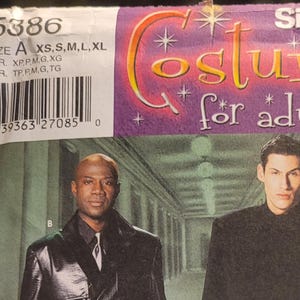 Peut inclure: Patron de couture Simplicity 5386 pour costumes adultes présentant deux longs manteaux. L'un est un trench-coat noir aspect cuir avec col et boutons, l'autre est un manteau noir uni arrivant au sol avec col montant et manches longues.