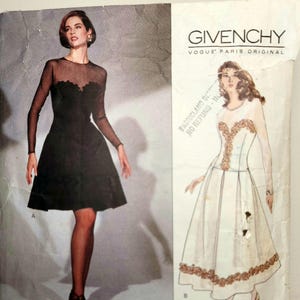Könnte beinhalten: Eine Vogue Patterns Schnittmusterhülle für das Givenchy-Design 1276 mit Illustrationen von zwei Kleidstilen. Eines ist ein schwarzes Kleid mit langen Ärmeln und transparentem Einsatz, das andere ein weißes Kleid mit dekorativen Verzierungen.