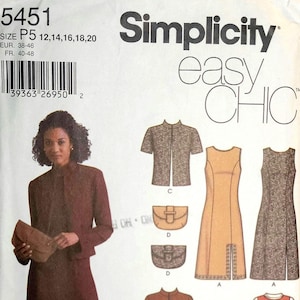 Könnte beinhalten: Simplicity Schnittmuster 5451 für eine Jacke, ein Kleid und eine Clutch. Die Hülle zeigt Illustrationen einer kurzärmeligen Jacke, einer langärmeligen Jacke, zwei ärmellosen Kleidern mit Seitenschlitzen und drei kleinen Clutch-Taschen in verschiedenen Farben.
