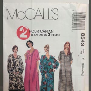 Peut inclure: Pochette de patron de couture McCall's 8543 pour un caftan en 2 heures. Le devant présente des illustrations de quatre caftans dans différents tissus : un imprimé floral noir et blanc, un rose uni, un imprimé floral bleu sarcelle et un rayé.