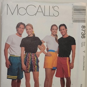 Peut inclure: Patron de couture McCall's 8736 pour shorts en tailles Xsm, Sml, Med. L'enveloppe présente quatre modèles de shorts : bleu sarcelle à rayures jaunes, imprimé animal multicolore, jaune uni à bordure bleue et rouge à rayures latérales jaunes.