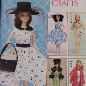 Puede incluir: Patrón de costura McCall's Crafts M7550 con diseños para muñecas. El patrón incluye múltiples atuendos para muñecas, incluyendo vestidos, abrigos y faldas. La muñeca principal lleva un vestido blanco con detalles negros y un sombrero negro. Diseñado e impreso en EE. UU.