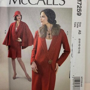 Puede incluir: Patrón de costura McCall's M7259 con un abrigo y capa rojos de The Archive Collection, Circa 1927. El abrigo tiene un cuello de piel sintética y un cierre decorativo. El patrón incluye tallas A5 (6-8-10-12-14).