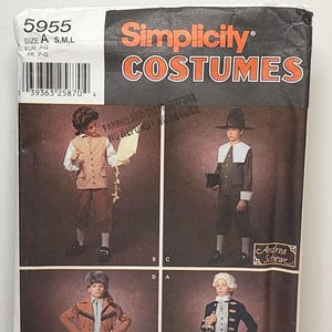 Op de afbeelding: Simplicity Costumes naaipatroon 5955, maat A (S, M, L). De verpakking toont vier historische kostuumontwerpen: een koloniaal vest met kniebroek, een pelgrimskostuum met een hoed met brede rand, een jas met franjes en een formeel koloniaal jasje met vest.