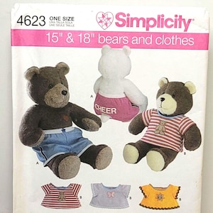 Puede incluir: Patrón de costura Simplicity 4623 para osos y ropa de 38 cm y 46 cm. El paquete muestra dos osos de peluche marrones con pantalones cortos y una camiseta a rayas, además de un oso blanco con pantalones cortos rosas con el texto CHEER. Incluye varias prendas.