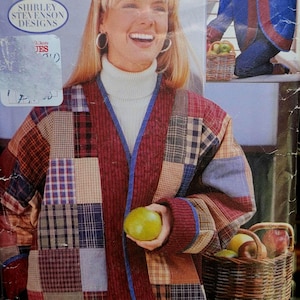 Könnte beinhalten: Ein Vintage-Butterick-Schnittmuster, Nummer 155, mit einem Patchwork-Jacken-Design. Das Muster enthält alle Größen und stammt von Shirley Stevenson Designs. Das Bild zeigt eine Frau, die eine Beispieljacke trägt und einen Apfel hält.