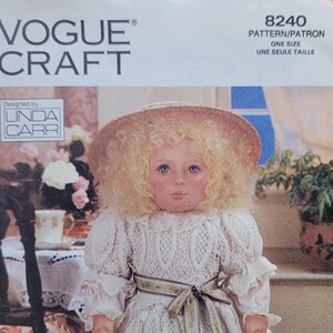Puede incluir: Un patrón de muñeca Vogue Craft que presenta una muñeca con un sombrero de paja y un vestido de encaje blanco. El patrón incluye una transferencia de planchado a color para la cara. El número de patrón es 8240.