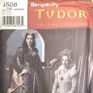 Puede incluir: Patrón de la colección de disfraces Tudor de Simplicity con dos mujeres con vestidos históricos de la época Tudor. El número de patrón es 4508, con tallas 34-42. La portada tiene un fondo rojo con la palabra "TUDOR" en dorado.