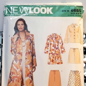 Op de afbeelding: New Look naaipatroon 6685 voor maten 36-46, met illustraties van een jas met lange mouwen en knopen, een jasje met kraag, een wijde broek met trekkoord, een kortere broek en een rok met een bloemenpatroon of in effen oranje.