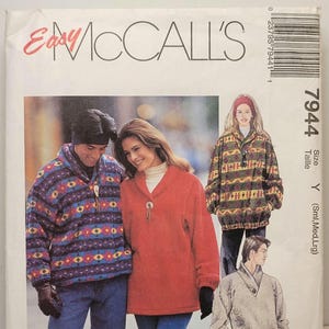 Puede incluir: Sobre de patrón de costura Easy McCall's 7944 con ilustraciones de jerséis con cuello de chal y cierres de palanca. Los diseños incluyen una versión con estampado geométrico multicolor y opciones lisas en rojo o gris con mangas largas.