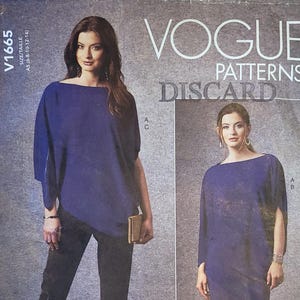 Puede incluir: Patrón de costura Vogue Patterns V1665 que muestra a una mujer con un top azul y pantalones negros. El patrón incluye un diseño de vestido y top. El texto "VOGUE PATTERNS" y "DISCARD" son visibles. El patrón es de Tom y Linda Platt.