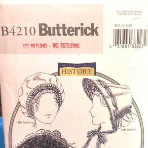 Op de afbeelding: Een Butterick patroonhoes met illustraties van historische hoeden uit de 18e, 19e en vroege 20e eeuw. De ontwerpen omvatten mutsen, hoeden met veren en rozen, en een kanten sluier. De tekst bevat "B4210 Butterick" en "Making History".