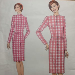 Può includere: Un modello di cucito Vogue Patterns con un design di abito a quadri rosa e bianchi. L'illustrazione mostra l'abito davanti e dietro, con maniche lunghe e un'abbottonatura frontale. Il numero del modello è 1004.