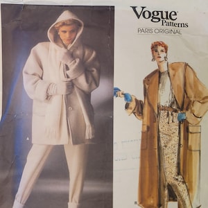 Könnte beinhalten: Vintage Vogue Patterns Schnittmuster mit einem Christian Dior Design. Das Schnittmuster enthält Illustrationen eines Kapuzenmantels, einer Hose und eines Schals. Das Cover zeigt ein Model, das den Mantel und die Hose in Creme trägt.